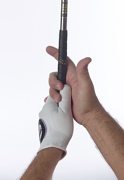 Step 5: Wrap your right pinkie into the fold between your left middle and index fingers (or interlock them) and your right ring and middle fingers around the handle. Your connection here is critical; add pressure to the handle with these last two fingers. (Photo by Shecter Lee)