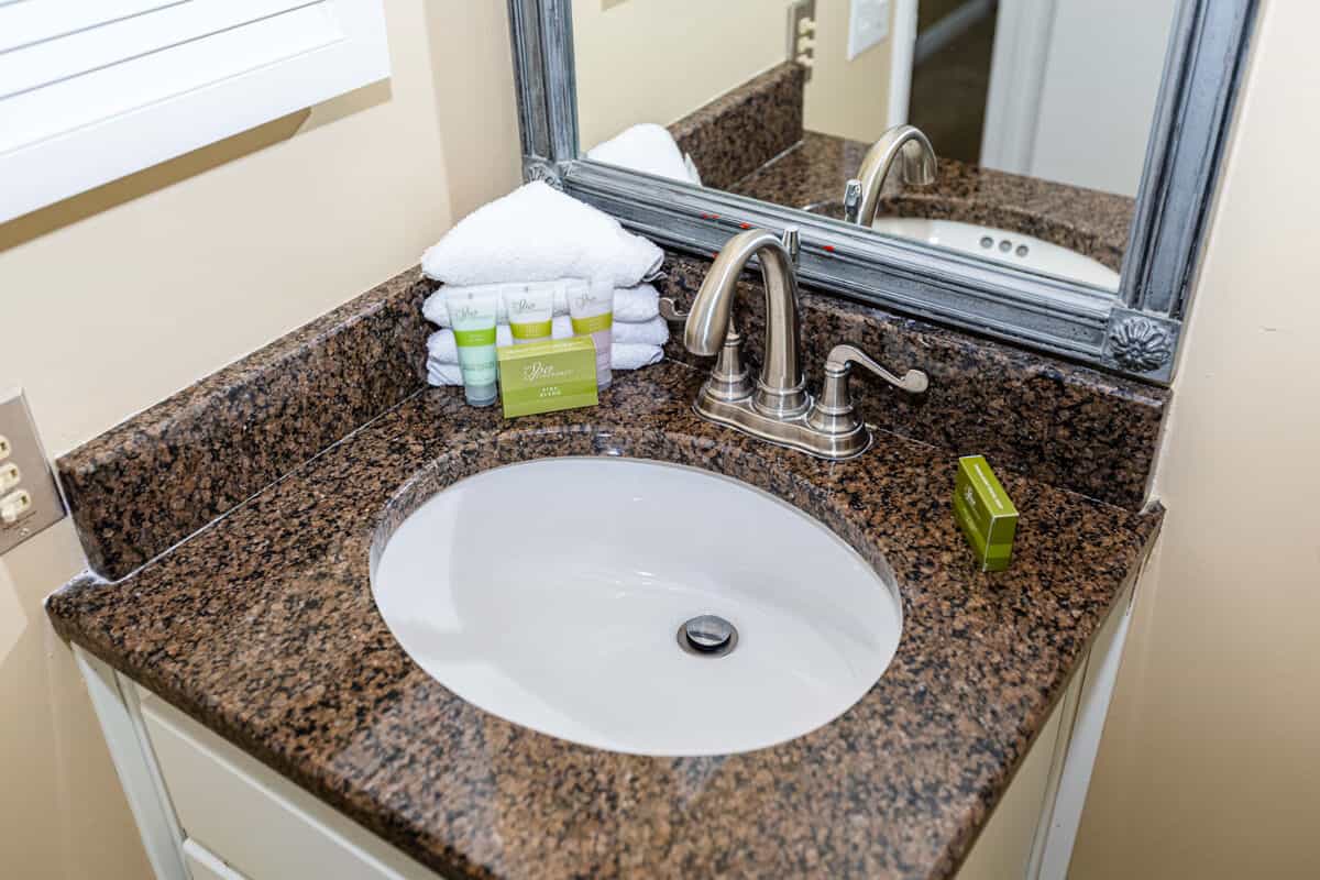 CONDOS_LAKEVIEW_ 111_BATHROOM