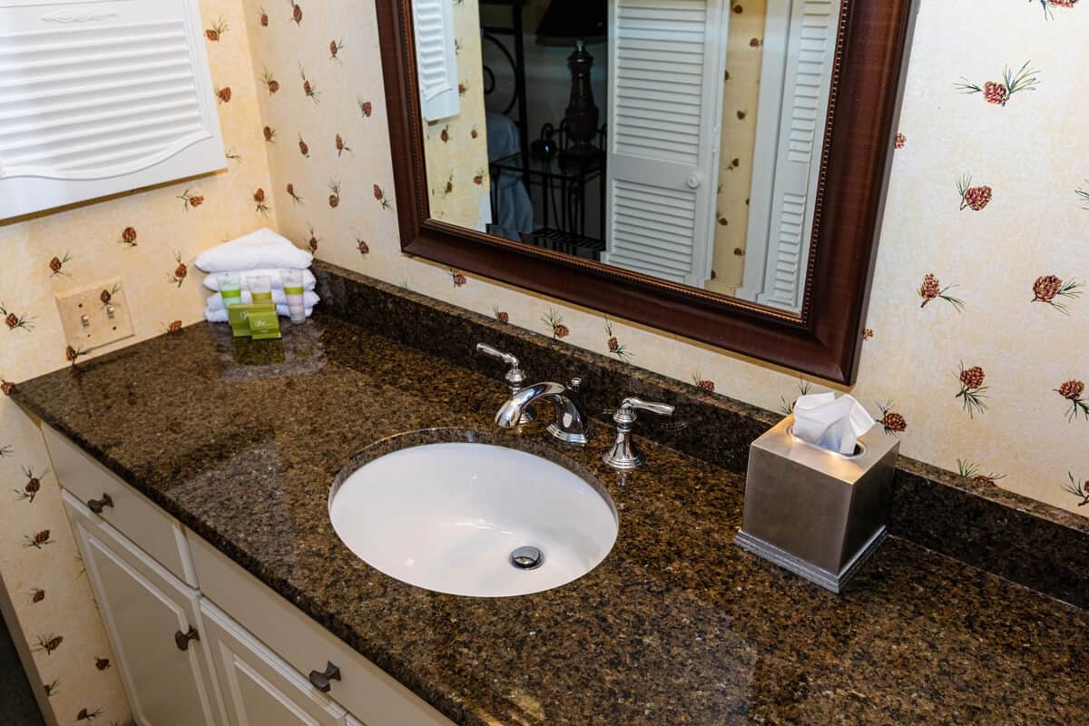 CONDOS_LAKEVIEW_ 126_BATHROOM