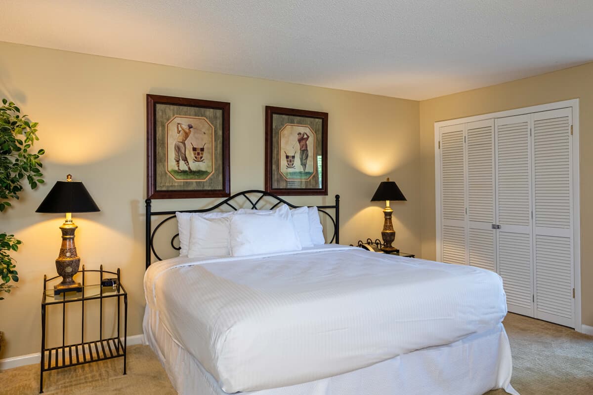 CONDOS_LAKEVIEW_ 126_BEDROOM 1