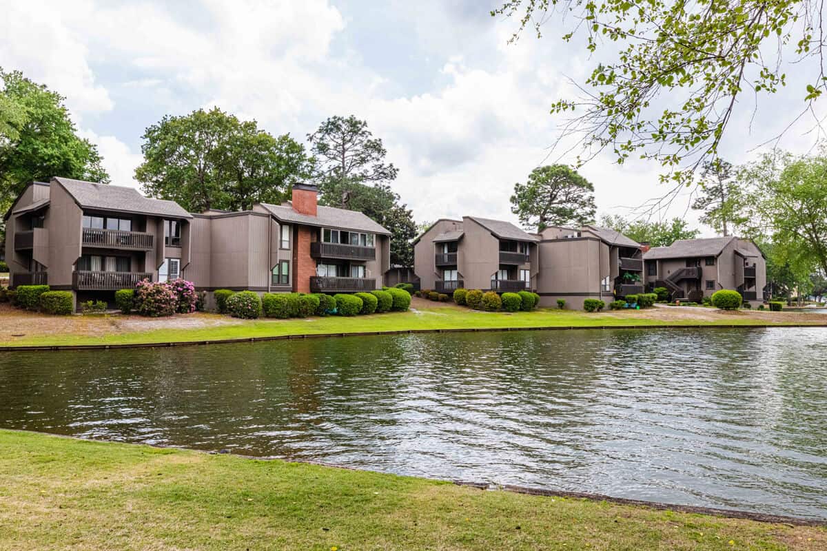 CONDOS_LAKEVIEW_ 215_BACK