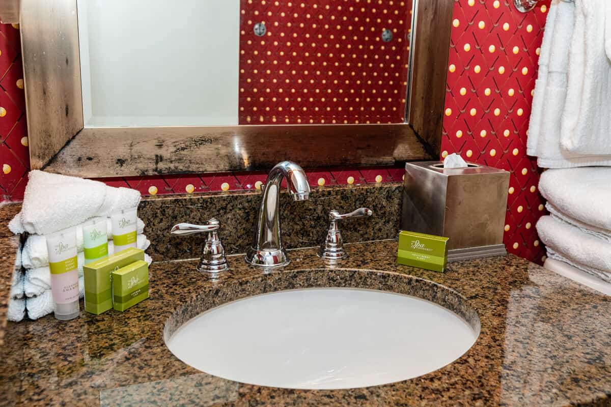 CONDOS_LAKEVIEW_ 215_BATHROOM