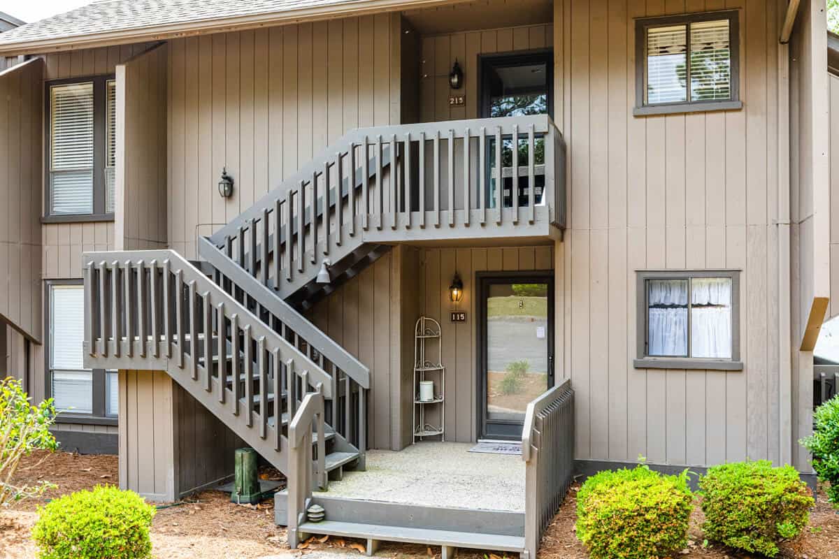 CONDOS_LAKEVIEW_ 215_FRONT