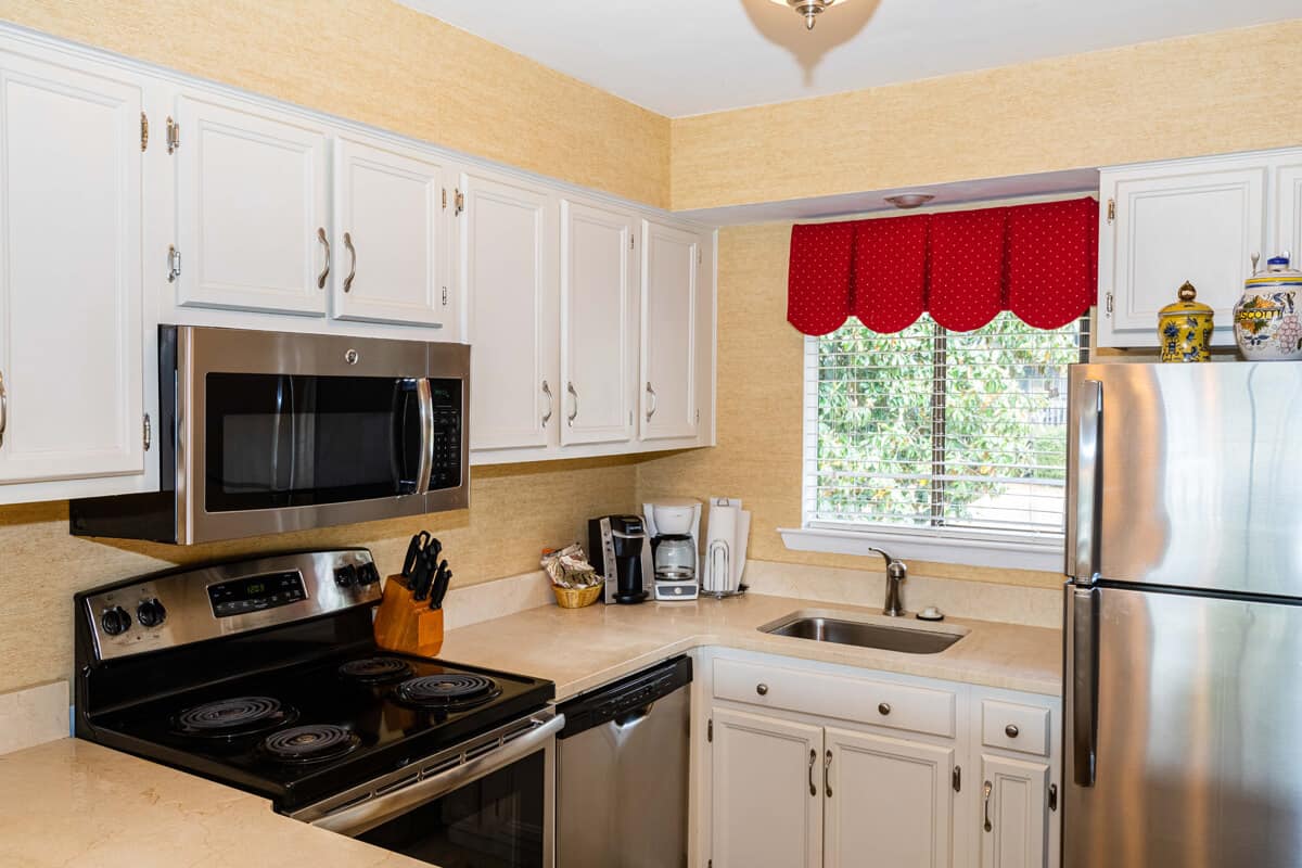 CONDOS_LAKEVIEW_ 215_KITCHEN