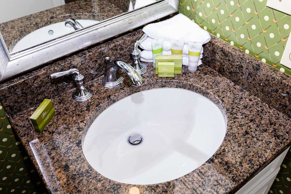 CONDOS_LINVILLEGARDENS_ 244_BATHROOM 1