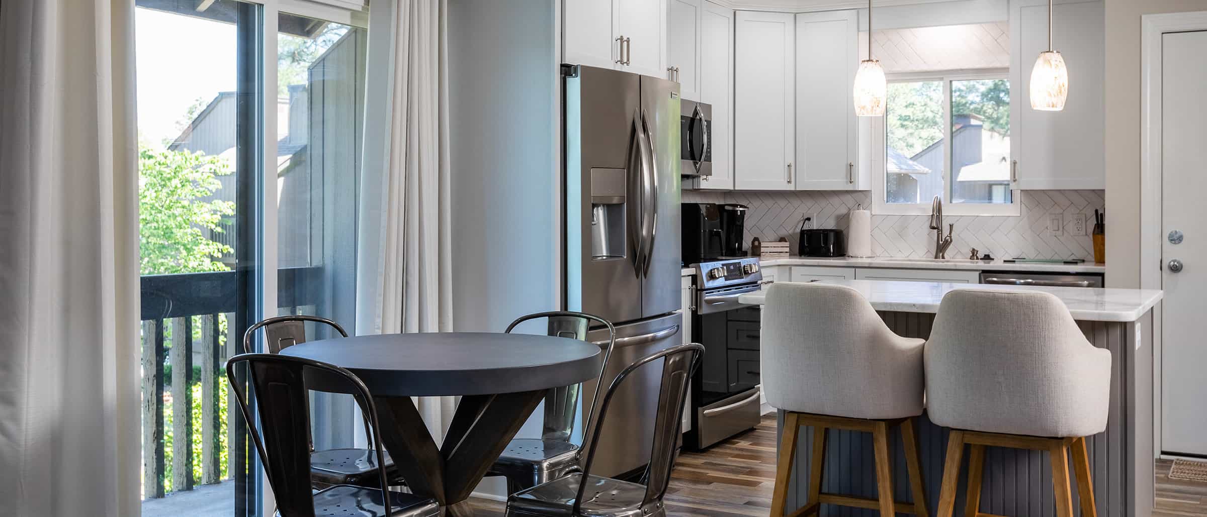 CONDOS_LAKEVIEW_ 245_DININGANDKITCHEN