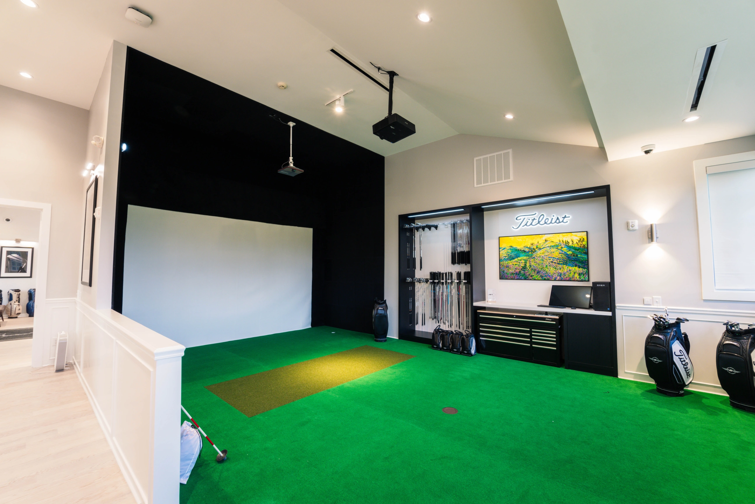titleist-shop-fitting-with-trackman-simulator-hitting-bay